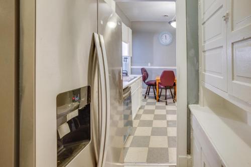 1 Mi to Lake Michigan! Urban Racine Apartment in Racine (Wisconsin)