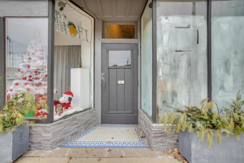 1 Mi to Lake Michigan! Urban Racine Apartment in Racine (Wisconsin)
