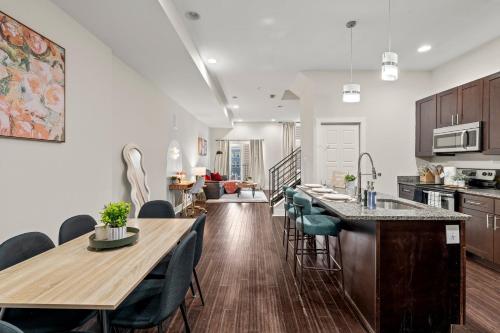Chic 3BR with Rooftop and Steps to Subway and Met