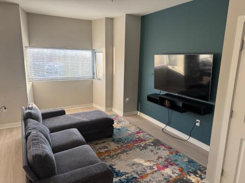 共用Lounge/電視區, Modern Hyattsville Apartment - Walk to Metro & DC in 海厄茨維爾