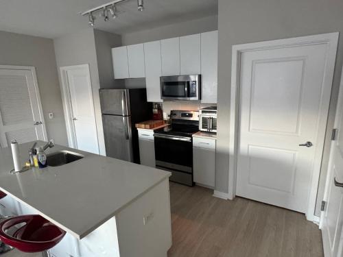 廚房, Modern Hyattsville Apartment - Walk to Metro & DC in 海厄茨維爾