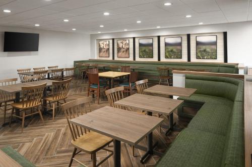 Fairfield Inn & Suites by Marriott Newark Liberty International Airport - image 36