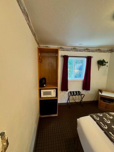 Ocean Breeze Motel - image 9