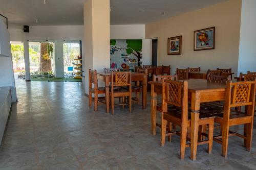 Restaurant, Apartamento Resort Piscina e lazer Completo, 1min Rua dos Biquinis in Jacare