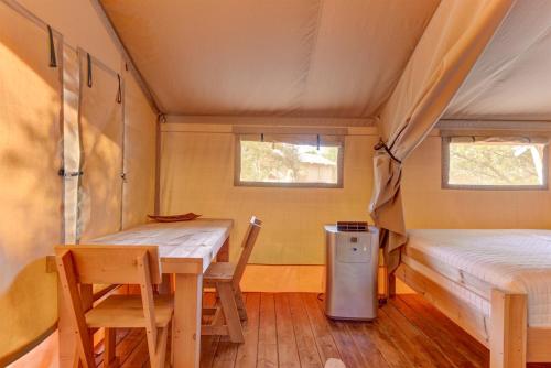 12 Fires Luxury Glamping with Heating #5 in Johnson City, USA