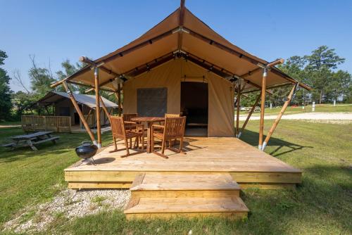 A Calm and Cozy Lakeside Glamping Retreat Awaits