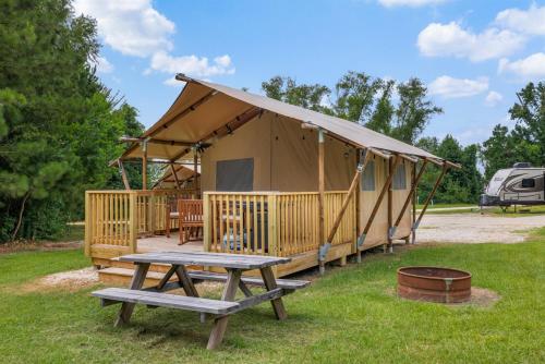 Your Peaceful and Cozy Lakeside Glamping Hideaway – khách sạn tại Onalaska (TX)