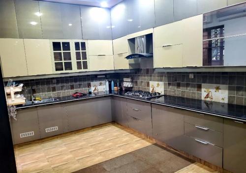 Stylish Furnished Home in Lahore Near Wapda Town - image 7