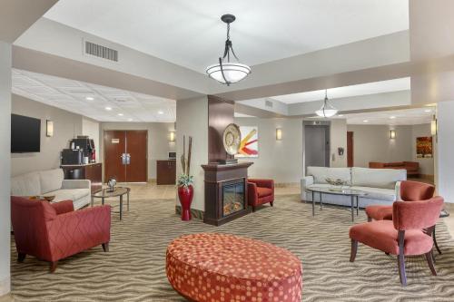 大堂, 最佳西方玫瑰城市套房 (Best Western Plus Rose City Suites) in 韋蘭