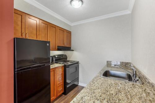 Best Western Plus Rose City Suites Room Type - King Suite with Sofa Bed and Kitchen