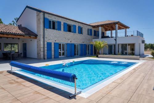 Villa Blue Moon for 9 persons near Porec with 42 m2 heated pool, wellness, kids playground & sea vie – khách sạn tại Rapavel