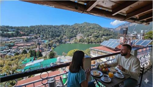 Balkonas / terasa, Naini Hill View and Lake Stays in Nainitalas