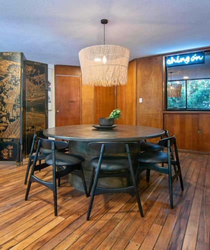 Beautiful Curated and Designed Flat plus Great Balcony