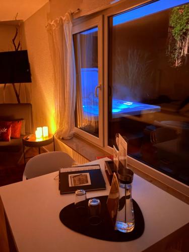 ROSMARIN - Kuschelige Fewo - Romantik & Entspannung im Whirlpool auf privater Terrasse, Ruhe & Hund willkommen - by FerienWohnenAmSee - - Gnadensee