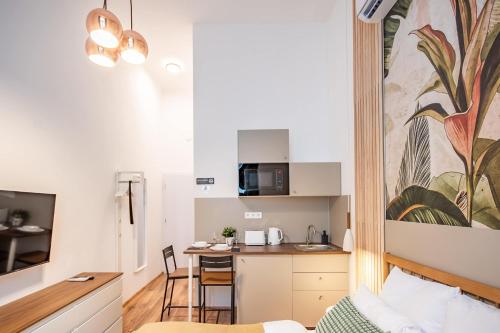 Cheerful Studio in City Center - main image
