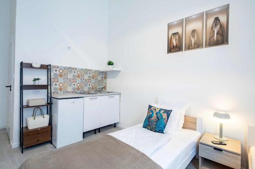 Central - Easy Going - Calm - image 8