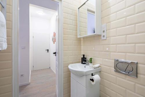 Central - Easy Going - Calm - image 3