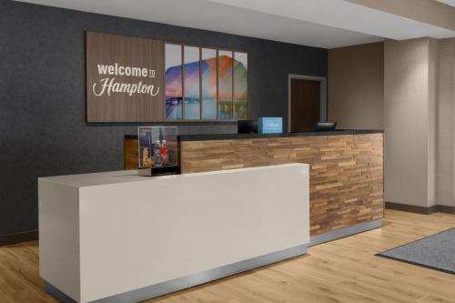 Hampton Inn & Suites by Hilton Long Island Farmingdale - image 5
