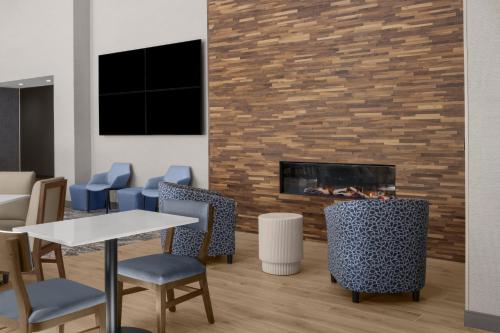Hampton Inn & Suites by Hilton Long Island Farmingdale - image 6