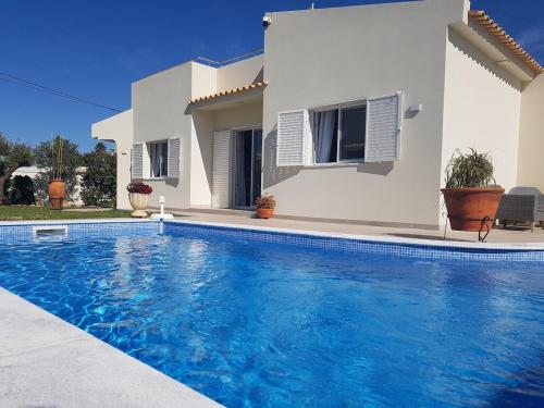 Casa Hélia, beautiful villa with pool, Algarve – khách sạn tại Sesmarias