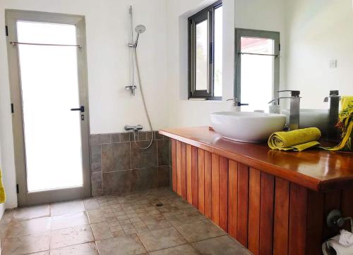 Shower, The Lookout Grenada in Corinth