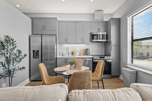 New suite with full Kitchen and Livingroom Dallas in Cedars