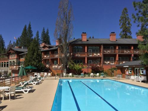 Swimming pool, The Pines Resort & Conference Center in Bass Lake (CA)