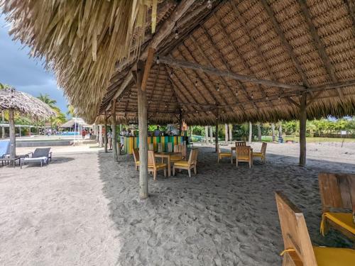 A környék, Beach Haven | Close to Beach | King Bed | Sleeps 8 in El Chirú