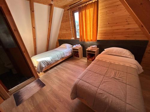 2 twin beds