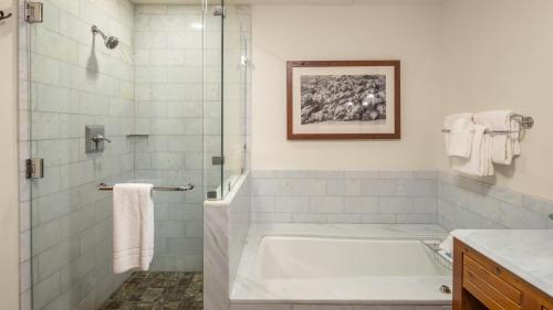374 Lodge At Spruce Peak Ski In Ski In Ski Out King Studio in Stowe, USA