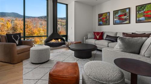 309 2bed Treehouse Unit - Lodge at Spruce Peak - Ski in Ski Out - Sleeps 5, Stowe
