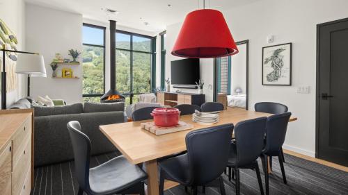 413- 4 bedroom - Treehouse Condo - Spruce Peak - Stowe Mt Resort - Ski in Ski out - Sleeps 9