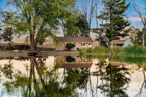 Pond Haven Retreat Wood-Burning HotTub & FirePit in Mt Bethel (PA)