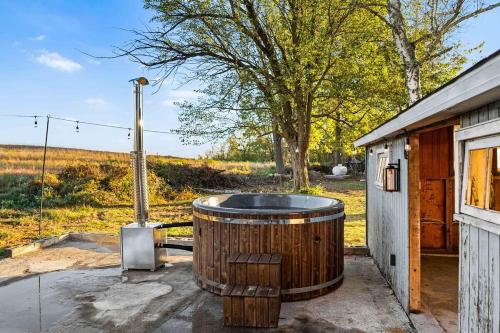 Pond Haven Retreat Wood-Burning HotTub & FirePit in Mt Bethel (PA)
