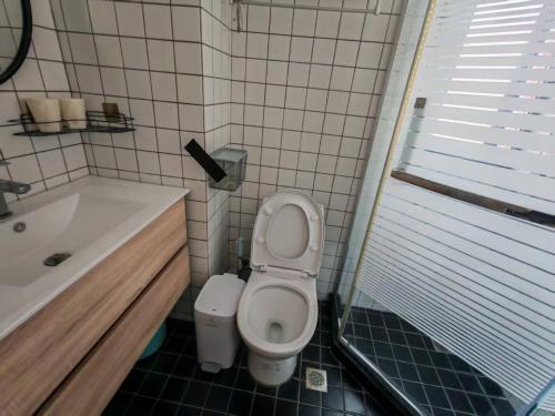 HaiJiao - Downtown Multi-Bed Flat with City-View Windows - image 3