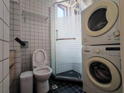 HaiJiao - Downtown Multi-Bed Flat with City-View Windows - image 2
