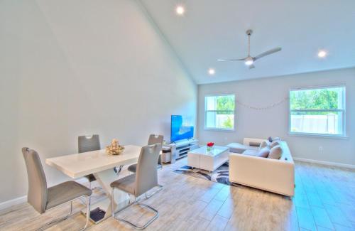 Garden Breeze Retreat in 東那不勒斯