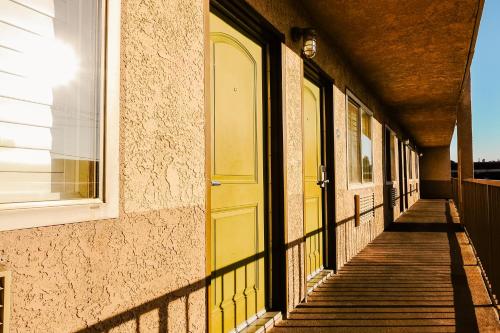 Tropic Lodge - image 7