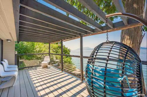 Waterfront Cottage With Superb Coastline Views in West Vancouver, Canada