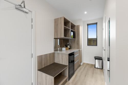 Kitchen, Brookside Motel in Rolleston