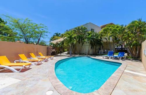 Luxury Townhouse 6 Minutes from Beach & Casino in บูคูรุย