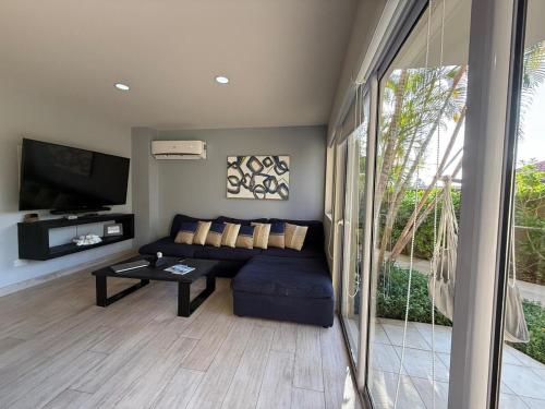 Luxury Townhouse 6 Minutes from Beach & Casino in บูคูรุย
