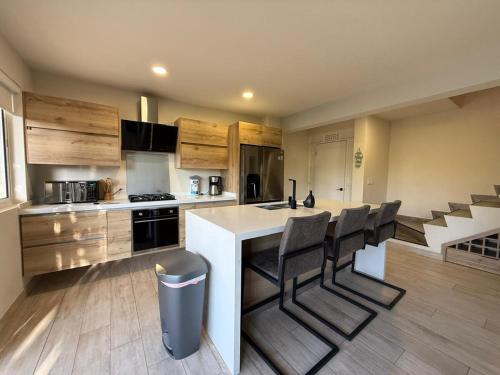 Luxury Townhouse 6 Minutes from Beach & Casino in บูคูรุย