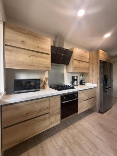 Luxury Townhouse 6 Minutes from Beach & Casino in บูคูรุย