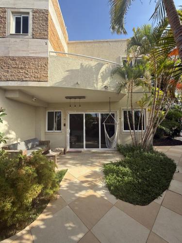 Luxury Townhouse 6 Minutes from Beach & Casino in บูคูรุย