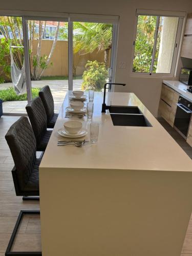 Luxury Townhouse 6 Minutes from Beach & Casino in บูคูรุย