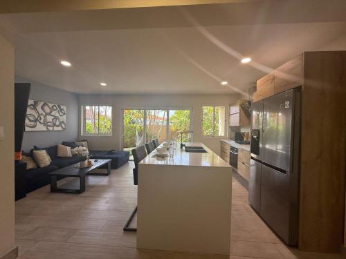 Luxury Townhouse 6 Minutes from Beach & Casino in บูคูรุย