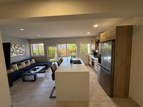 Luxury Townhouse 6 Minutes from Beach & Casino in บูคูรุย
