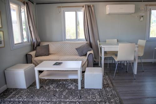 Pub/Lounge, The Holiday Hut in Lightning Ridge