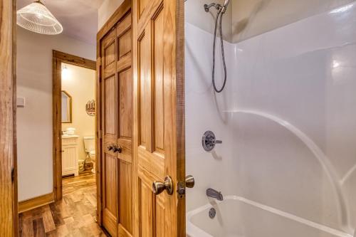 Greenbrier Woods cabin - image 3